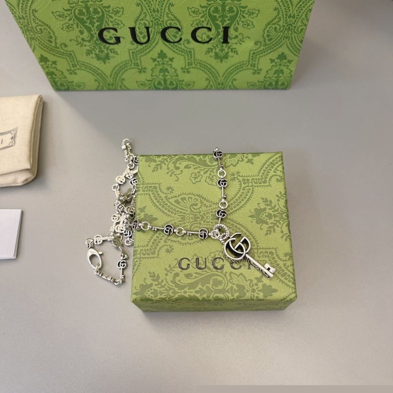 G*u*i necklaces